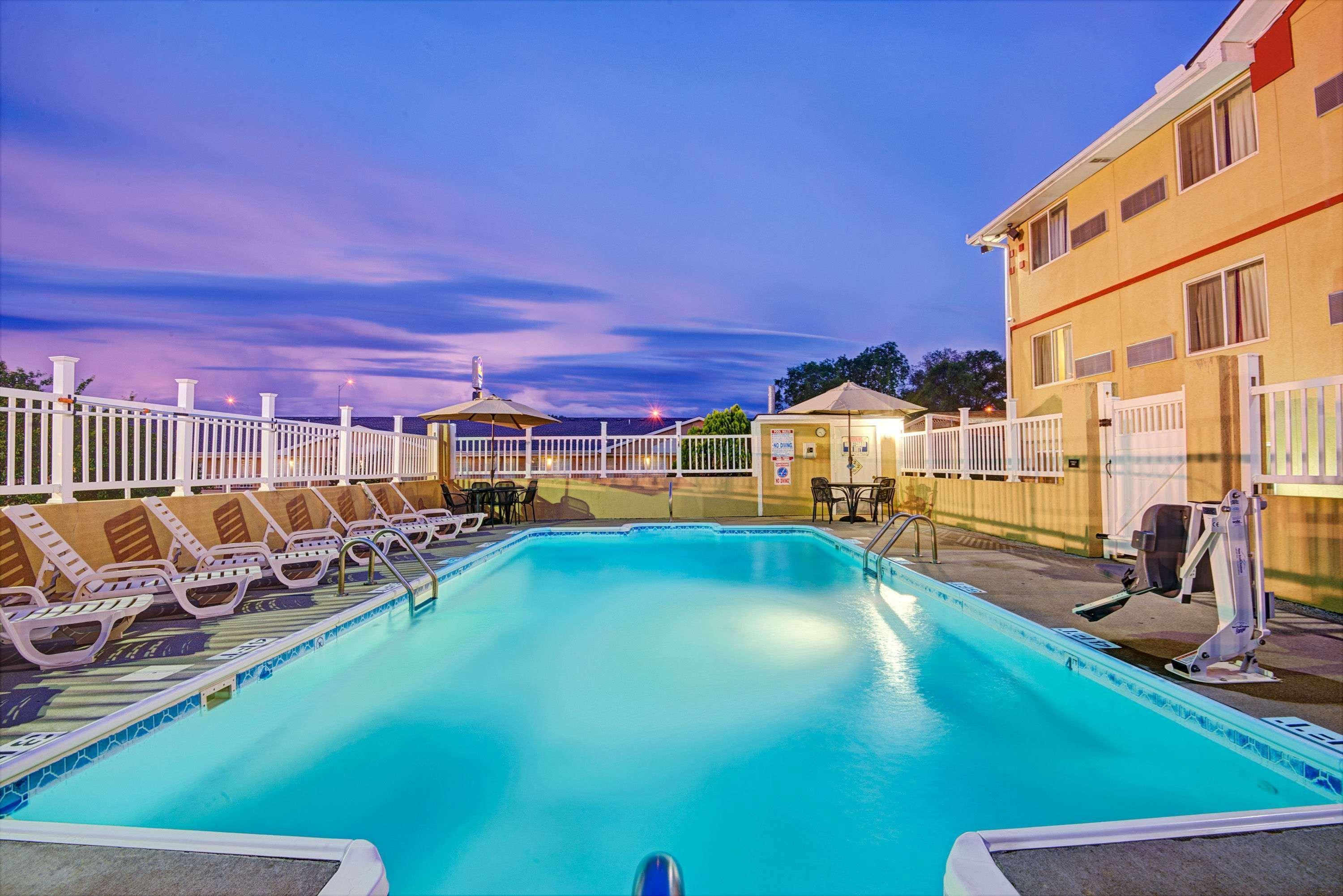 Super 8 By Wyndham Independence Kansas City Экстерьер фото